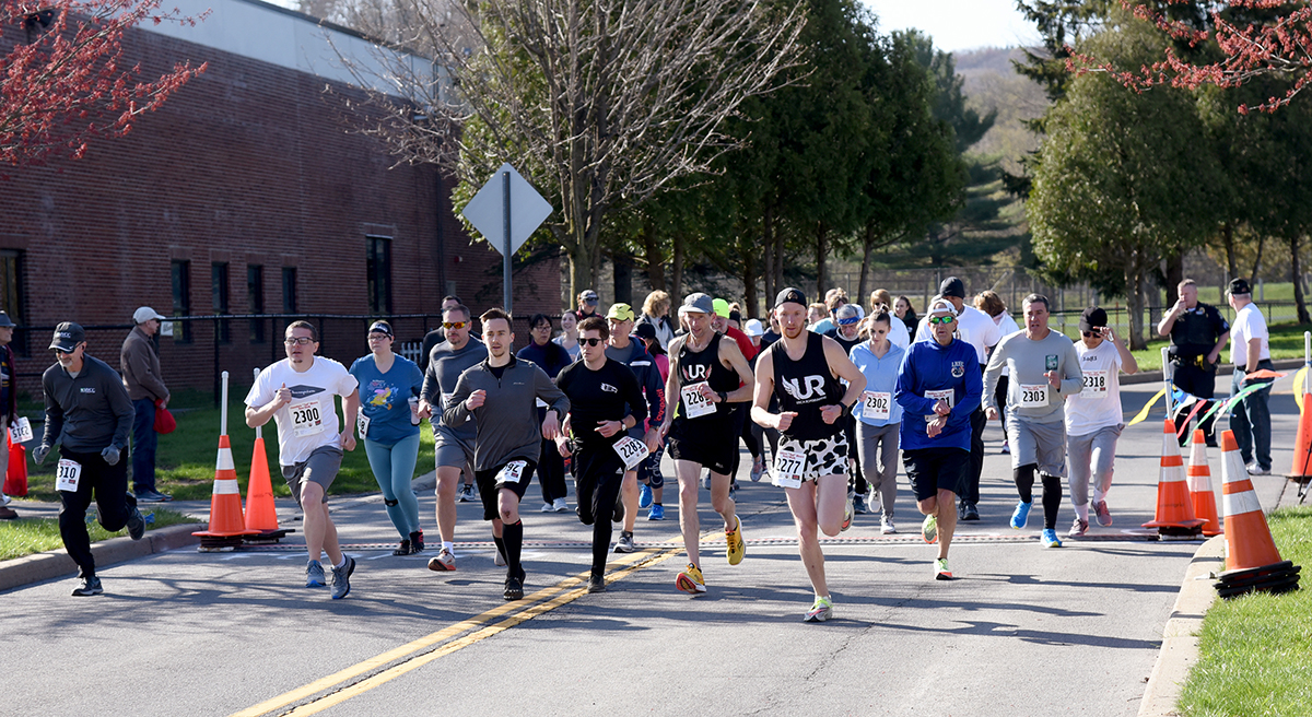 Image of runners at starting line for Ted Moore Run/Walk