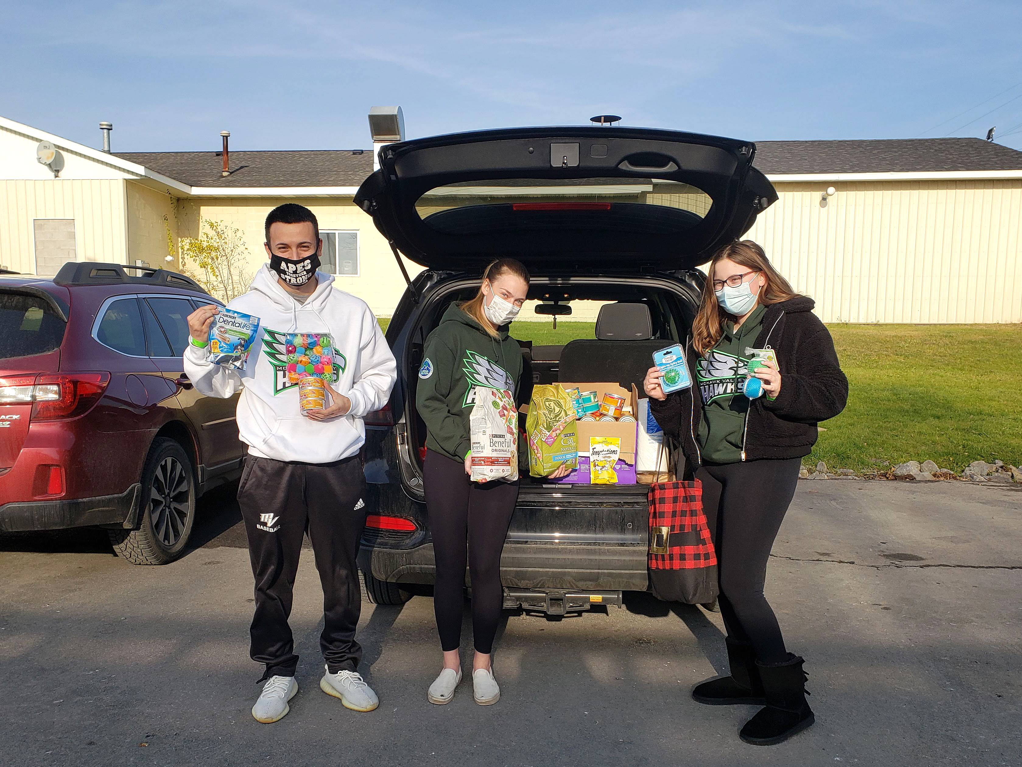 Recreation and Leisure Services students deliver donations to humane society